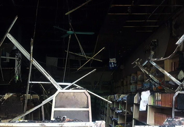 Đến khoảng 16h cùng ngày, ngọn lửa đã được dập tắt. Tuy nhiên, mọi đồ đạc bên trong nhà sách đã bị cháy, thiêu rụi hư hỏng toàn bộ.
