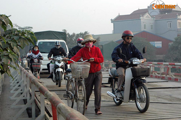 Một số người đi xe đạp đành phải dắt bộ vì chỉ cần sơ sẩy một chút, vướng vào các "bẫy" trên bề mặt cầu là tai nạn ập đến bất cứ lúc nào.