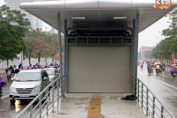 Dự án xe buýt nhanh (BRT) Hà Nội được đầu tư với tổng số trên 1.100 tỷ đồng, bằng vốn vay Ngân hàng Thế giới (WB) và Việt Nam góp vốn đối ứng bằng chi phí giải phóng mặt bằng. Đây là dự án quan trọng trong việc hoàn thiện mạng lưới giao thông đô thị Hà Nội, nâng cao năng lực vận tải hành khách công cộng trên địa bàn Thủ đô. Sau một năm chậm tiến độ thì đến chiều 29/11, tại buổi họp giao ban báo chí Thành ủy Hà Nội, đại diện Sở GTVT Hà Nội Hà Huy Quang cho biết, xe buýt nhanh sẽ chính thức được vận hành thử vào ngày 15/12.