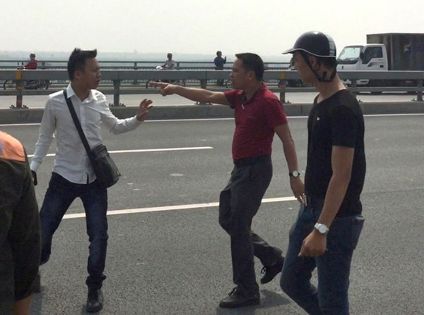 4. Phóng viên bị CA Hà Nội "gạt tay vào má" khi tác nghiệp trên cầu Nhật Tân. Khoảng 10h ngày 23/9/2016, phóng viên Trần Quang Thế (báo Tuổi Trẻ thuộc văn phòng đại diện báo tại Hà Nội) đã đến hiện trường tác nghiệp tìm hiểu vụ việc tài xế taxi tử vong phía dưới chân cầu Nhật Tân (huyện Đông Anh, TP Hà Nội). Tuy nhiên, trong lúc tác nghiệp, anh Thế đã bị hai cảnh sát hình sự, Công an huyện Đông Anh (Hà Nội) là Ngô Quang Hưng và Nguyễn Văn Thuyên xô xát. Vụ việc xảy ra trước sự chứng kiến của nhiều phóng viên, nhà báo đang tác nghiệp tại hiện trường. Hầu hết ai nấy cũng tỏ ra phẫn nộ trước hành vi ứng xử thô bạo của hai cảnh sát hình sự Đông Anh.