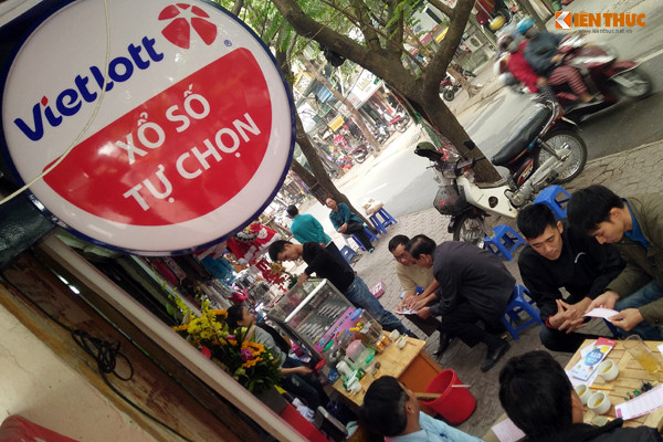 Tại điểm bán xổ số Vietlott trên phố Nghĩa Tân (Cầu Giấy), thỉnh thoảng mới có một vài người tìm đến để mua xổ số. Theo chủ đại lý thì máy in vé tại điểm bán chưa thể in được vé.