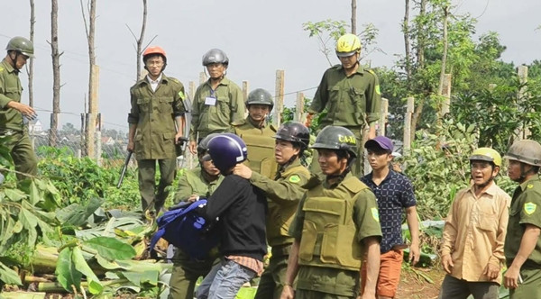 Tại hiện trường, các phóng viên đã gặp ông Nguyễn Văn Mùi - Phó Chủ tịch xã Cư Kpô - đang trực tiếp chỉ đạo việc cưỡng chế. Ông Mùi đã dùng loa ra lệnh cho trưởng công an xã và các công an xã khác, dân phòng khống chế, đánh đập và giật một số thiết bị tác nghiệp của phóng viên Thanh Hải. Tất cả những hành vi hành hung phóng viên Hải đã được đồng nghiệp kịp thời ghi lại khiến dư luận vô cùng phẫn nộ.
