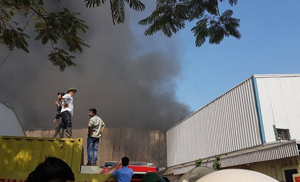 Các công nhân làm việc bên trong công ty nhanh chóng di chuyển ra khỏi khu vực hỏa hoạn, đồng thời báo cho lực lượng chức năng khẩn trương đến hiện trường để dập lửa.