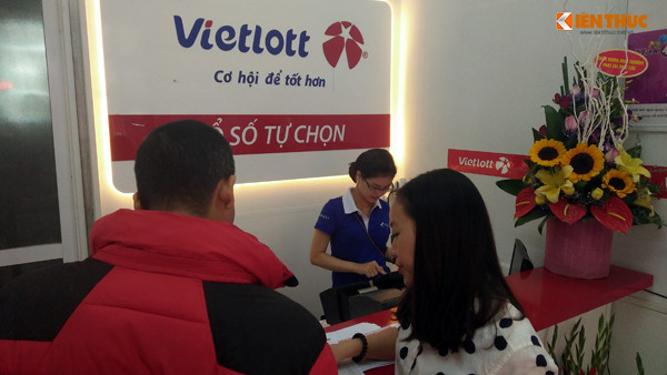 Điểm bán xổ số Vietlott trên phố Phan Văn Trường cũng khá ít khách đến mua.