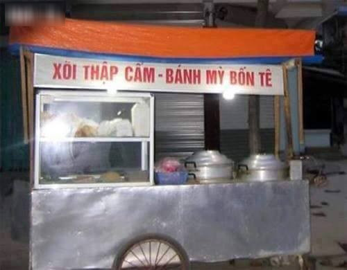"Bánh mỳ bốn tê" đã xuất hiện nhưng ăn vào liệu mùi vị có khác "bánh mỳ ba tê" hay không, đó là suy nghĩ mà người xem đọc được dòng quảng cáo ghi trên chiếc xe bán hàng rong ở Việt Nam này.