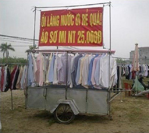 Khách không cần phải hỏi giá khi vào xem hàng do đã trưng rõ trên băng rôn quảng cáo..