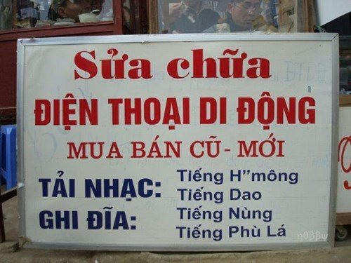 Một cửa hàng điện thoại di động đa ngôn ngữ, tiếng của dân tộc nào cũng có và tất cả thu gọn lại trong một tấm bảng quảng cáo.