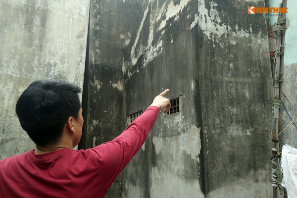 Trao đổi thông tin với PV Kiến Thức, anh Dương Hồng Hiệp (nhà số 39, nằm giữa nhà số 35 và 41 cũng vô cùng sợ hãi. Anh Hiệp cho hay: “Chúng tôi rất sợ vì chẳng biết các nhà bị lún nghiêng đổ lúc nào. Chỉ mong các cơ quan chức năng sớm vào cuộc xử lý để đảm bảo an toàn cho chúng tôi, cũng như người đi đường di chuyển qua đây”.