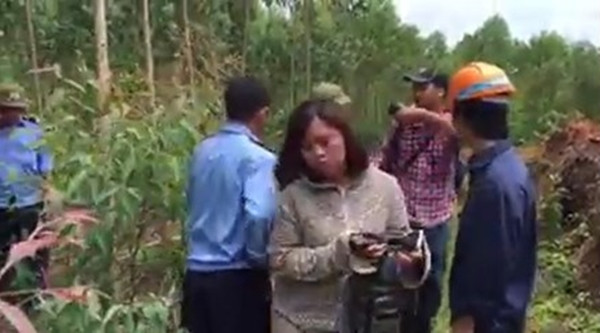 2. Phóng bị hành hung khi đang tác nghiệp ở Phú Thọ. Khoảng 10h ngày 22/7/2016, anh Nguyễn Anh Tuấn (Phóng viên Đài truyền hình VTC) cùng đồng nghiệp và phóng viên Khánh Hòa (báo Lao Động) đang tác nghiệp ngoài khu vực nhà máy xử lý chất thải Phú Hà (xã Trạm Thản, Phù Ninh, Phú Thọ) - đơn vị đã xử lý 142 tấn rác thải của nhà máy Formosa - bất ngờ bị nhóm 5 người xưng là bảo vệ công ty Phú Hà ra cản trở, hành hung, thậm chí cướp cả máy điện thoại, chân máy quay phim của phóng viên.