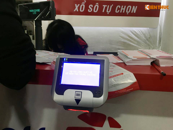 Máy quẹt tra kết quả trúng thưởng.