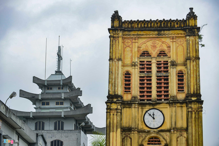 Bất ngờ hơn, trên ngôi tháp cao chừng 10 m ngay sau nhà thờ, cạnh chiếc cổng thông sang tòa giám mục, là chiếc đồng hồ xưa đang hoạt động tốt.