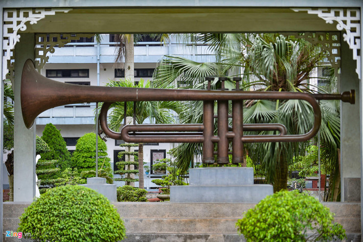Gần quả chuông hình cô gái Tây là kèn trumpet được giới thiệu "lớn nhất Đông Dương", dài 5,2 m vẫn thổi ra tiếng bình thường.
