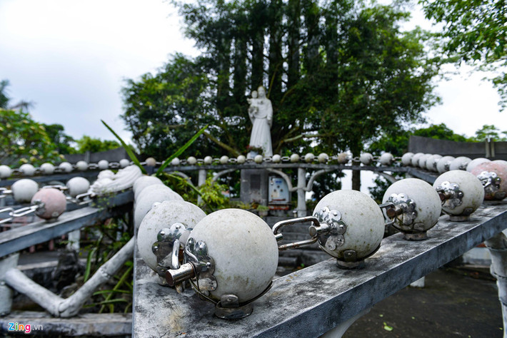 Trong vườn Ave Maria, người xem cũng thích thú với cỗ tràng hạt rất lớn, nặng đến 2,2 tấn, mỗi viên làm bằng đá cẩm thạch trắng tròn được giới thiệu nặng 25 kg.