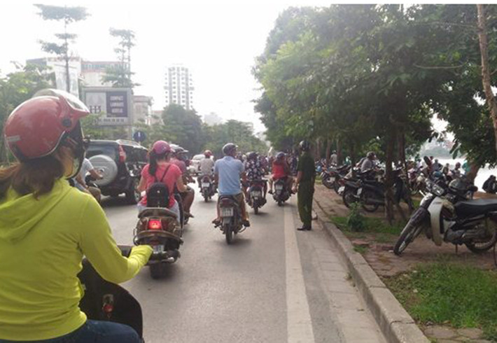 Đến khoảng 8h sáng cùng ngày, thi thể nạn nhân đã được đưa lên bờ hồ để phục vụ công tác điều tra. Thời điểm phát hiện, mạn nhân là nam giới, khoảng 30 - 45 tuổi, nhưng trên người không có giấy tờ tùy thân. Nạn nhân mặc quần bò, áo sơ mi.