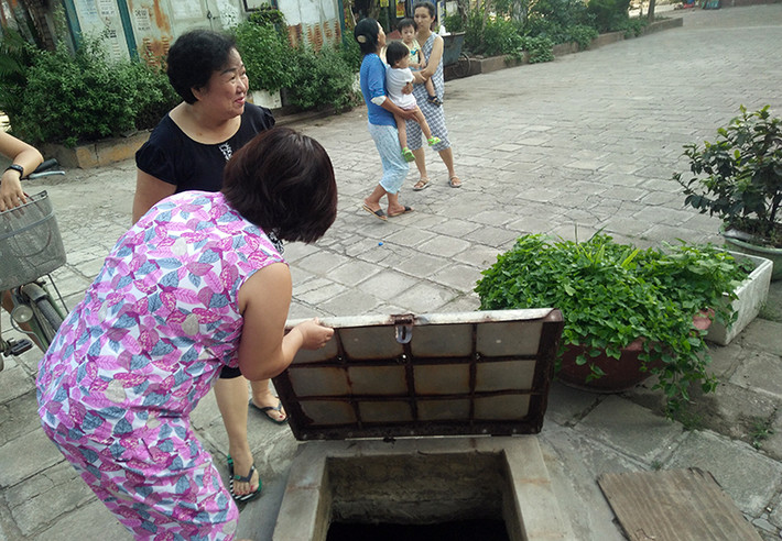 Khốn khổ hơn là những hộ gia đình sống tại các tòa nhà chung cư ở khu đô thị Đại Kim, họ phải leo lên, leo xuống xách từng can nước dưới bể chứa ở sân chung cư.