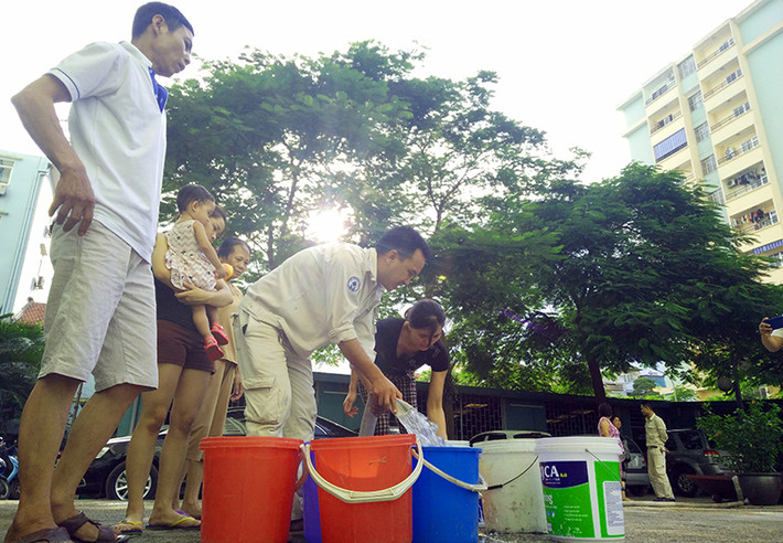 Tương tự, ở tòa nhà chung cư B15 khu đô thị Đại Kim, người dân cũng phải chia nhau từng xô nước sạch từ dưới bể nước chung.