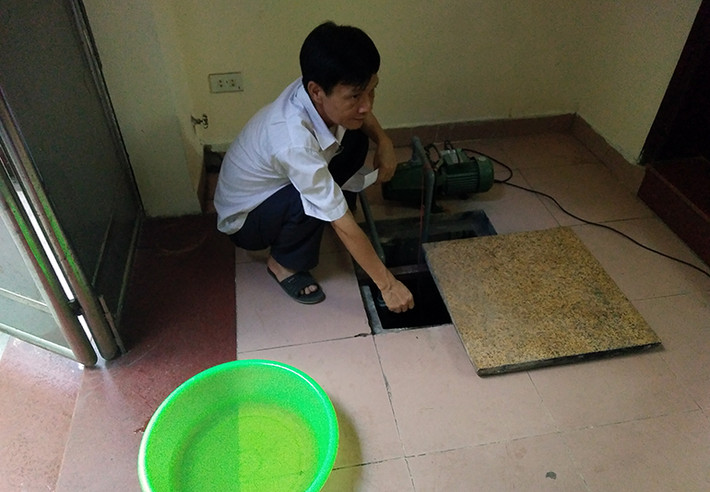 Trong khi đó, ông Phạm Văn Đại (60 tuổi, ở B5 khu đô thị Đại Kim) cho hay, do mất nước kéo dài nên gia đình ông phải bỏ ra một triệu đồng để mua một xe nước 7 khối dùng trong vòng 3 đến 4 ngày. Tuy nhiên, nước mua lại xuất hiện tình trạng bẩn đục, mùi hôi tanh khó chịu nên gia đình chỉ dám sử dụng để đi vệ sinh chứ không dám dùng nấu nướng.