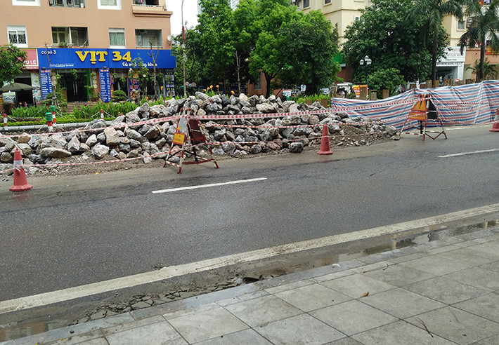Toàn cảnh khu vực bị sạt lở trên đường Nguyễn Cơ Thạch.
