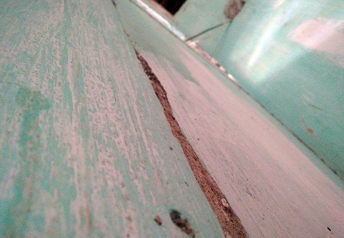 Các vết rạn nứt rất lớn xuất hiện trên tường nhà lọt cả ánh sáng bên ngoài vào.