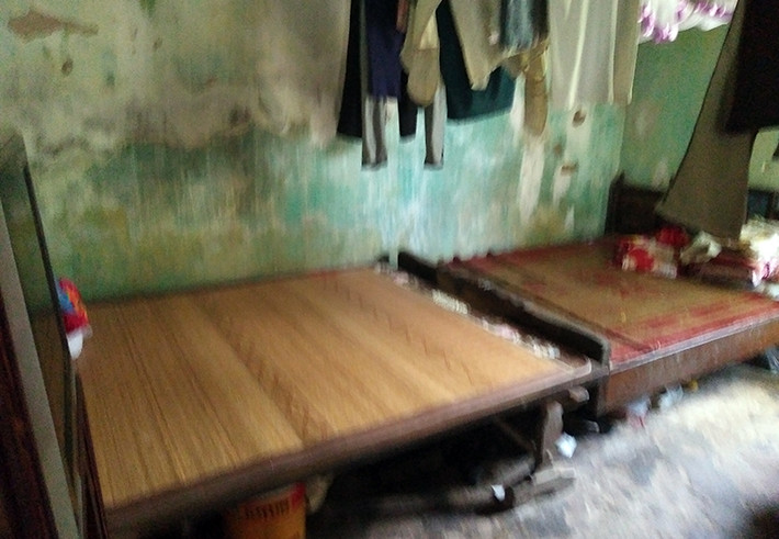 Suốt mấy chục năm, ngôi nhà vẫn là nơi trú ngụ của 6 con người nghèo khổ và đến nay họ vẫn chưa có tiền để sửa chữa lại.