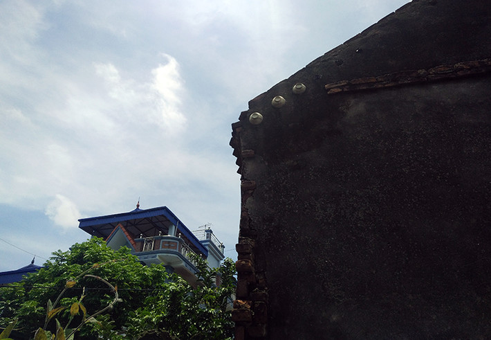 Bên ngoài tường nhà xuất hiện những mảng rêu mốc bám đầy và bong tróc từng miếng nhỏ khi gặp mưa lớn.