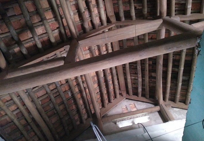 Mái ngói xập xệ, dột nát nên mưa xuống nước chảy lênh láng khắp sàn.