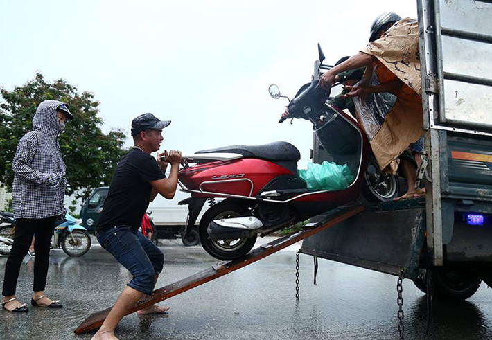 Nhiều chủ xe tải cũng tranh thủ mở "dịch vụ cứu xe máy" trên đường Đại lộ Thăng Long. Mỗi lần xe tải chở được 4 đến 5 chiếc xe máy cùng người điều khiển, với giá là 50.000 đồng/lượt.