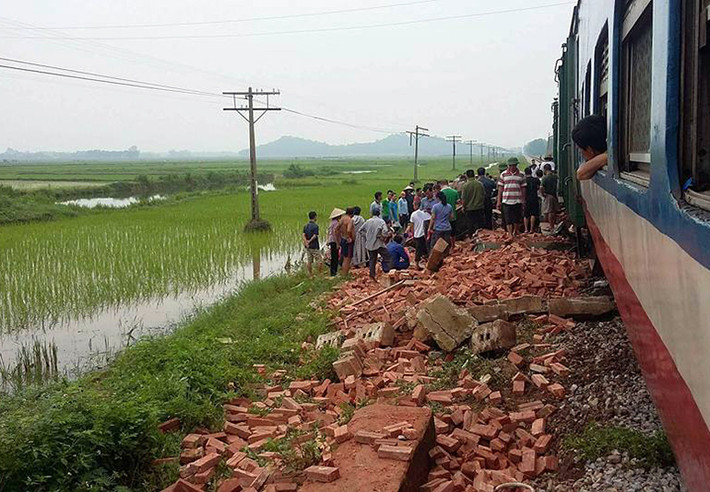 Một số nhân chứng cho hay: "Đoạn đường ngang này chỉ có biển cảnh báo và không có gác chắn. Thời điểm trước khi va chạm, đoàn tàu đến rất gần, kéo còi ầm ĩ, tuy nhiên chiếc xe tải vẫn cố tình vượt qua và xảy ra tai nạn".