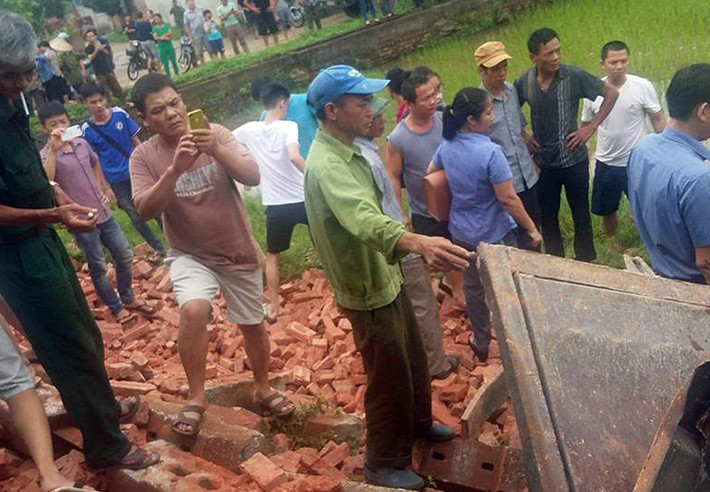 Rất nhiều người dân địa phương kéo nhau đến theo dõi vụ tai nạn đường sắt. Nguyên nhân xảy ra tai nạn vẫn đang được cơ quan chức năng làm rõ.