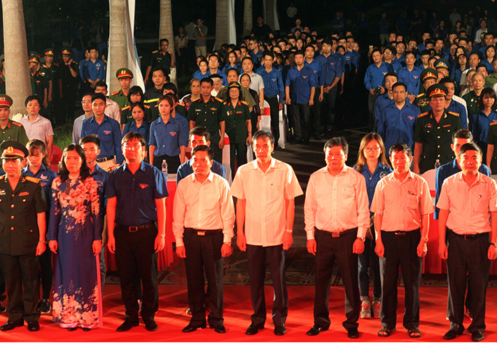 Tối 26/7, nhân kỷ niệm 70 năm ngày Thương binh - Liệt sĩ (27/7/1947 -27/7/2017), Thành đoàn Hà Nội đã phối hợp với Bộ Tư lệnh Thủ đô, Bộ Tư lệnh Bộ đội Biên phòng tổ chức Lễ thắp nến tri ân các anh hùng, liệt sĩ tại Nghĩa trang Mai Dịch (quận Cầu Giấy, TP Hà Nội).