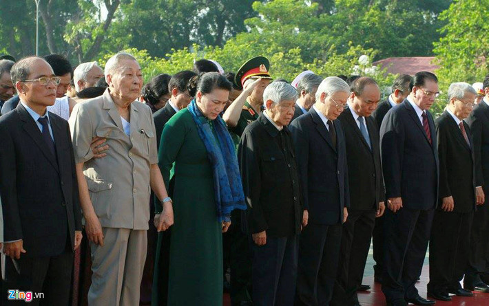 Dẫn đầu đoàn là Tổng bí thư Nguyễn Phú Trọng cùng nguyên Tổng bí thư Lê Khả Phiêu, nguyên Tổng bí thư Nông Đức Mạnh, nguyên Chủ tịch nước Trần Đức Lương, Thủ tướng Nguyễn Xuân Phúc, Chủ tịch Quốc hội Nguyễn Thị Kim Ngân và nguyên Chủ tịch Quốc hội Nguyễn Sinh Hùng.