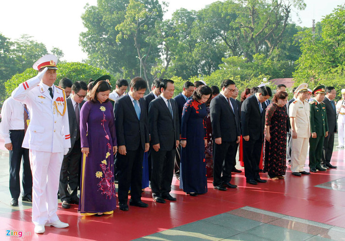Các đại biểu thể hiện lòng thành kính và biết ơn đối với các anh hùng liệt sĩ đã hy sinh vì Tổ quốc.