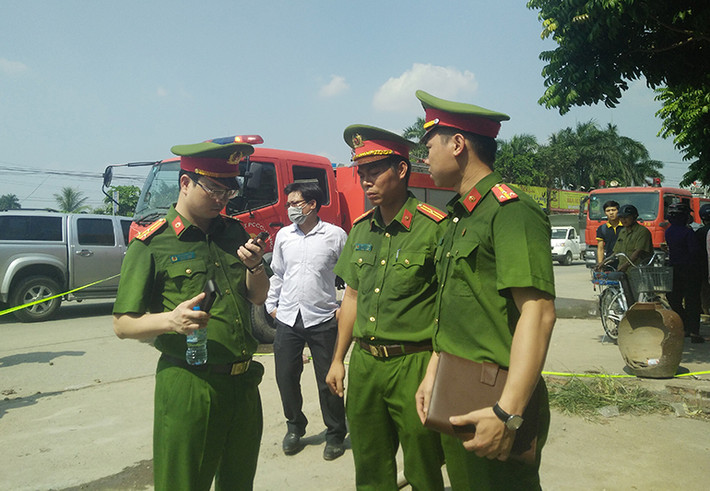 Các lực lượng chức năng vẫn đang phong tỏa tại hiện trường để xử lý vụ việc.