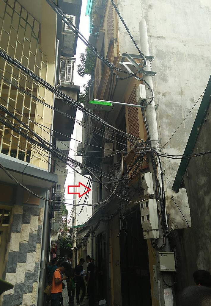 Đến 11h ngày 13/7, các lực lượng chức năng vẫn đang phong tỏa hiện trường ngôi nhà 4 tầng (ngõ 205, phường Xuân Đỉnh, quận Bắc Từ Liêm, TP Hà Nội) để khám nghiệm hiện trường, nhanh chóng điều tra, làm rõ nguyên vụ cháy nhà khiến bốn người trong một gia đình tử vong lúc 2h30 sáng cùng ngày. Các nạn nhân gồm: Ông Văn T. B. (SN 1966), H. T. H. (SN 1968 (vợ ông B.) và hai con là Văn T. H. (SN 1992), V. T.T. N. (SN 2000).