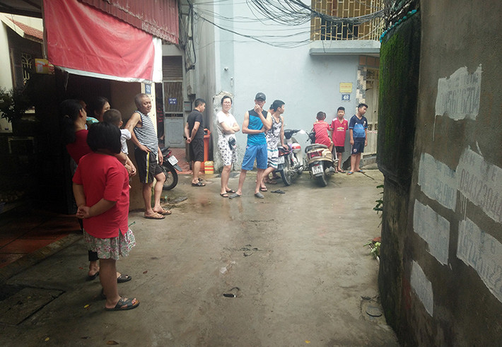 Những người dân sinh sống gần khu vực hiện trường đều bàng hoàng và thương xót cho các nạn nhân xấu số. Người dân nơi đây cho hay, gia đình nạn nhân sống tại ngõ 205 phường Xuân Đỉnh đã gần 9 năm, họ rất hòa thuận với hàng xóm láng giềng. Hai vợ chồng đều chăm chỉ làm việc, gia đình không bao giờ xảy ra cãi vã.