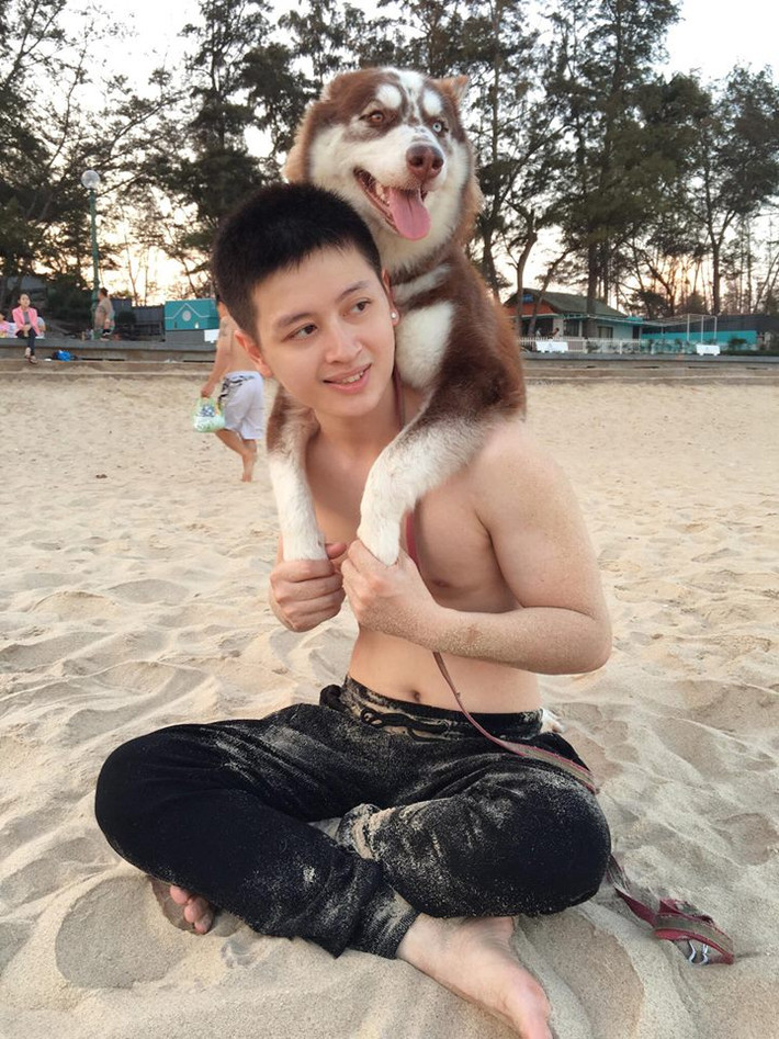 Được biết, cá nhân Ngô Huân hiện tại đang rất cố gắng, phấn đấu để phát triển sự nghiệp thời trang của mình. Dù chưa phải là người giàu kinh nghiệm nhưng với những bước đi đầu tiên, cách cập nhật xu hướng, phối đồ và thiết kế một vài mẫu quần áo của Ngô Huân cũng đã thể hiện phần nào tố chất và tiềm năng của chàng stylist trẻ tuổi này.