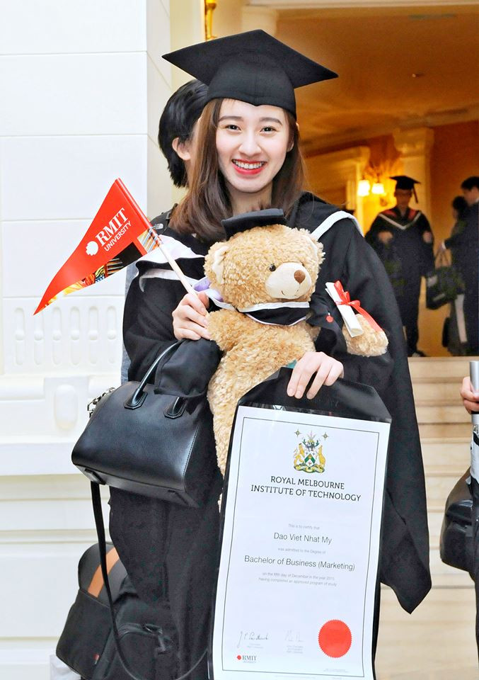 Đào Việt Nhật Mỹ, cô bạn nữ du học sinh đang được nhiều bạn trẻ Việt yêu mến nhờ gương mặt xinh xắn, nụ cười ngọt đến lịm tim và thành tích học tập cũng như cái tên vô cùng ấn tượng. Sinh năm 1993, cựu học viên của Đại học RMIT có nét đẹp tự nhiên, lôi cuốn không kém gì các hot girl nổi tiếng hiện nay.