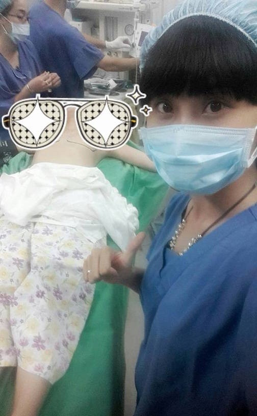 Loạt ảnh mô tả rõ ràng một người bạn đã đưa Ngọc Trinh đi phẫu thuật chuyển giới. Những công đoạn như chỉnh sửa vai, làm ngực cho Trinh đều được ghi lại bằng hình ảnh và khiến người xem không khỏi rùng mình khi cảm nhận được phần nào sự đau đớn về thể xác mà cô nàng phải chịu đựng.