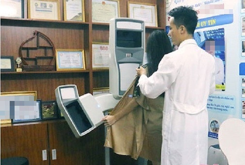Mới đây, trên mạng lan truyền loạt ảnh được chụp trong phòng phẫu thuật thẩm mỹ và chuyển giới với nhân vật chính được cho là Ngọc Trinh. Bạn bè của Ngọc Trinh cũng tag tên cô nàng vào loạt ảnh này và nhanh chóng xác nhận được Trinh chính là người trong anh, quyết định đi phẫu thuật chuyển giới để hoàn thành mong muốn được làm con gái thực sự từ nhỏ.