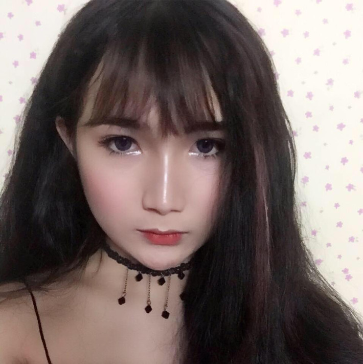 Để có kinh phí phẫu thuật chuyển giới, Ngọc Trinh trước đó đã phải làm việc, lao động khá vất vả để dành dụm tiền bạc. Quyết định táo bạo của cô là Nam tiến, dấn thân vào nghề người mẫu ảnh ở TP HCM để có thêm thu nhập phụ giúp gia đình và nuôi tiếp tham vọng được trở thành một cô gái thực sự.