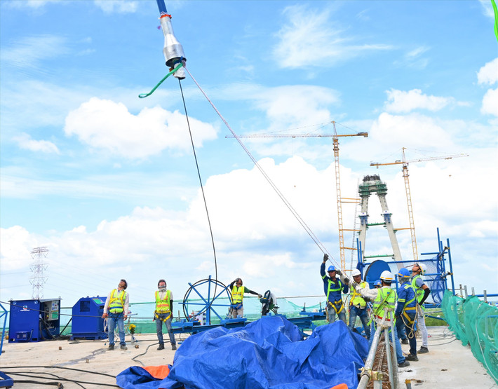 Quá trình căng dây cáp, các công nhân luôn chú trọng đảm bảo công tác an toàn lao động. (Ảnh: Báo Lao Động).