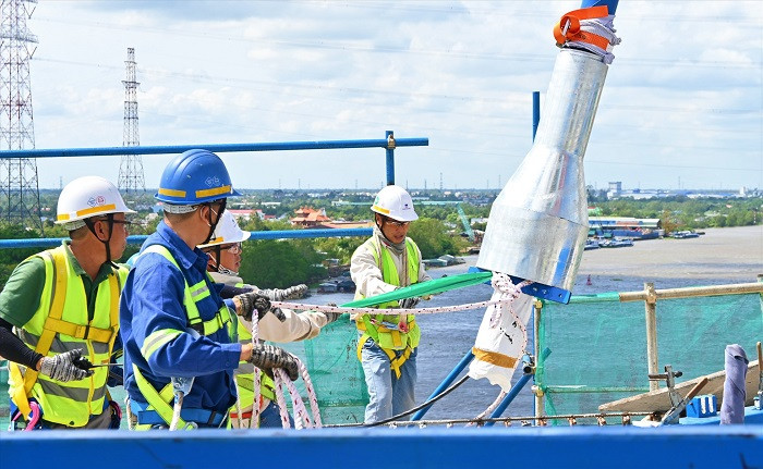 Chia sẻ với báo chí, ông Phan Văn Quân - Giám đốc Ban điều hành liên danh nhà thầu, dự án cầu Mỹ Thuận 2 - gói thầu XL.03B cho biết, sau hơn 11 tháng thi công, đơn vị đã đạt được những mốc tiến độ đáng ghi nhận. Cụ thể, đã hoàn thảnh 30/33 đốt trụ tháp, đổ được bê tông sàn K1 trên trụ tháp T15 và T16. (Ảnh: Báo Lao Động).
