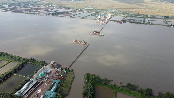 Dự án đầu tư xây dựng tuyến đường bộ ven biển đoạn qua tỉnh Ninh Bình (giai đoạn 1) được khởi công xây dựng từ tháng 11/2021.
