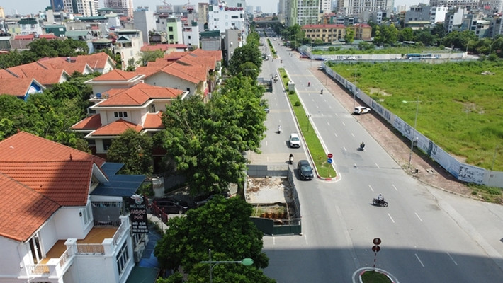 3: 9 lô cốt “án ngữ” đường Vũ Trọng Khánh: Công trình gói thầu số 4 thuộc hệ thống nước thải Yên Xá (Thanh Trì, Hà Nội) nằm trên đường Vũ Trọng Khánh (phường Mộ Lao, quận Hà Đông, Hà Nội) do Ban QLDA đầu tư xây dựng công trình hạ tầng kỹ thuật và nông nghiệp thành phố Hà Nội làm chủ đầu tư, với tổng giá trị 834 tỷ đồng.