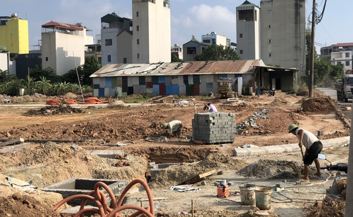 Một số hạng mục của dự án đang được khẩn trương thi công ngay gần khu vực dân cư. (Ảnh: VOV).