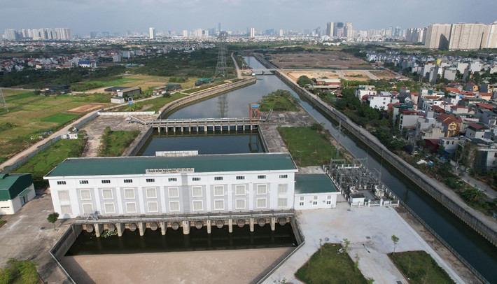 Do vướng mắc trong khâu giải phóng mặt bằng, tái định cư cho người dân nên dự án trạm bơm Yên Nghĩa sẽ bị kéo dài. Chủ đầu tư dự kiến sẽ hoàn thành phần kênh La Khê vào quý 2/2023. (Ảnh: VOV).
