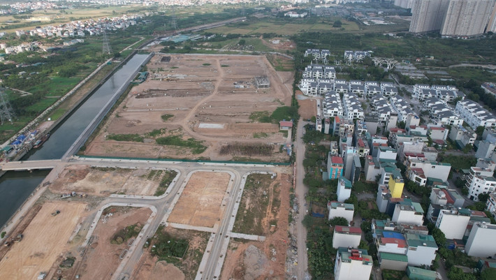Để đảm bảo tiến độ dự án, ông Chu Phú Mỹ - Giám đốc Sở Nông nghiệp và Phát triển nông thôn Hà Nội đã có văn bản đề nghị UBND quận Hà Đông tham mưu cho thành phố quyết định hình thức tái định cư, đẩy nhanh tiến độ giải phóng mặt bằng đối với 43 trường hợp đủ điều kiện TĐC vào khu đất B dịch vụ phường Yên Nghĩa, theo chính sách đã được UBND thành phố chấp thuận. (Ảnh: VOV).