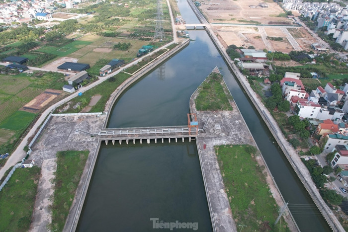Sau khi vận hành chạy thử, vào tháng 1/2020, dự án được giao cho Công ty TNHH MTV Đầu tư phát triển thủy lợi Sông Nhuệ để quản lý, vận hành. Đến nay, trạm bơm Yên nghĩa đã vận hành tiêu úng trong điều kiện kênh dẫn La Khê vẫn đang thi công, chưa hoàn thành. (Ảnh: Tiền Phong).