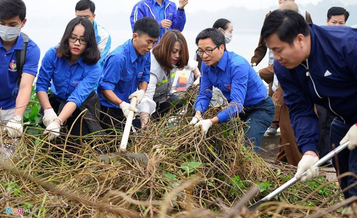 Từ lâu, những hình ảnh Phó thủ tướng Vũ Đức Đam không ngần ngại tham gia lao động cùng nhân dân ở mọi tầng lớp, làm những công việc chân tay, hay những lần trò chuyện với sinh viên, thanh niên... đã để lại vô vàn ấn tượng tốt đẹp. Hôm 13/11/2016 vừa qua, một lần nữa Phó thủ tướng Việt Nam đã khiến nhiều người cảm kích khi đích thân tham gia dọn vệ sinh, bảo vệ môi trường. Ảnh: Zing.vn.