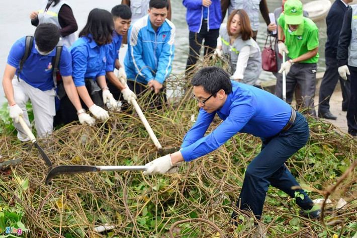 Phó thủ tướng chia sẻ với phóng viên báo Zing.vn, bảo vệ môi trường đến từ những việc nhỏ nhất như vệ sinh quanh khu nhà mình ở, quanh các bệnh viện, khu dân cư... và đặc biệt là không vứt rác bừa bãi. Không chỉ tạo ra những khoảnh khắc đẹp trong lòng giới trẻ, người dân, những việc làm và suy nghĩ này của Phó thủ tướng Vũ Đức Đam chắc chắn sẽ tạo ra sức tác động tới người dân Việt Nam nói chung, góp phần khích lệ người dân chung tay bảo vệ, cải thiện môi trường. Ảnh: Zing.vn.